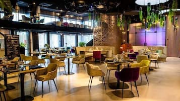 2 restaurants; breakfast, lunch, and dinner served