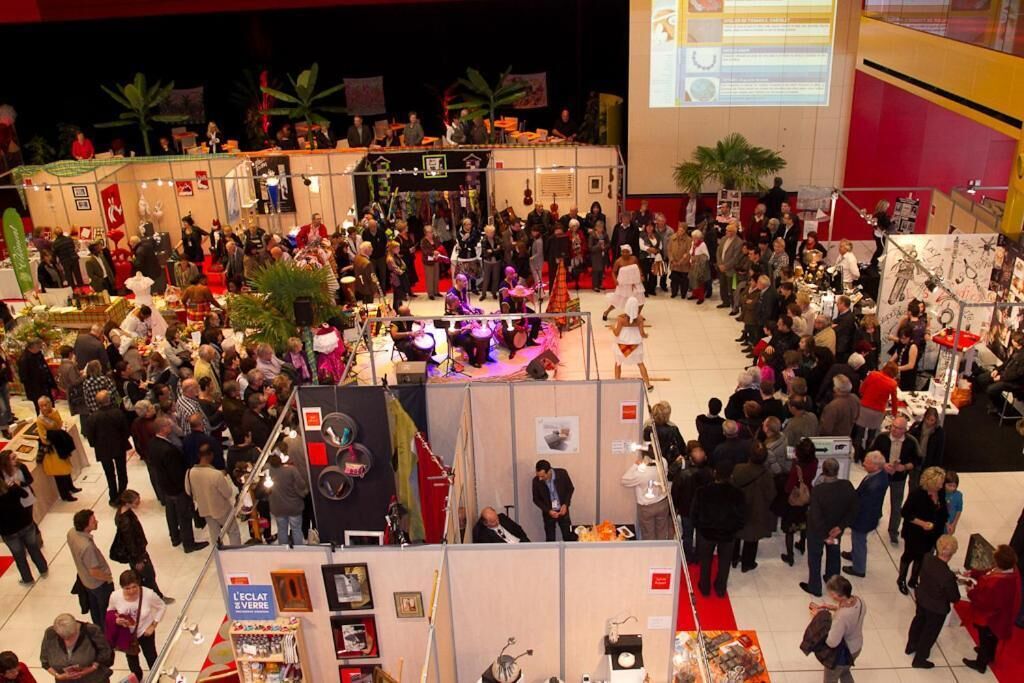 Un événement en intérieur très fréquenté, avec de nombreux stands et participants.