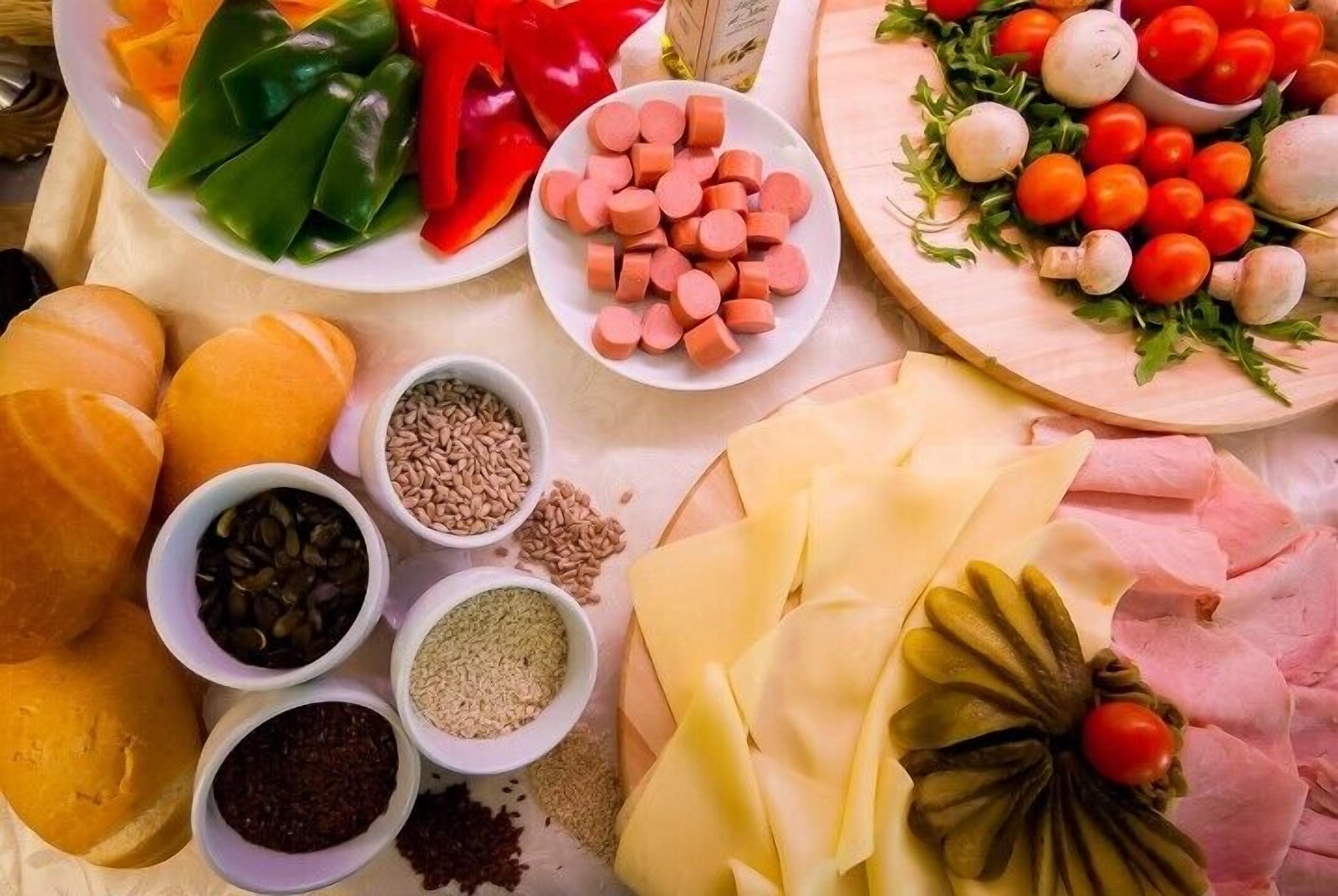 อาหารเช้าแบบบุฟเฟ่ต์ทุกวัน (EUR 16 ต่อคน)