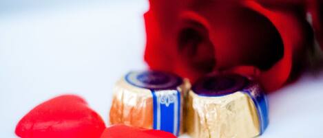 Escritorio, cortinas blackout, wifi gratis y ropa de cama