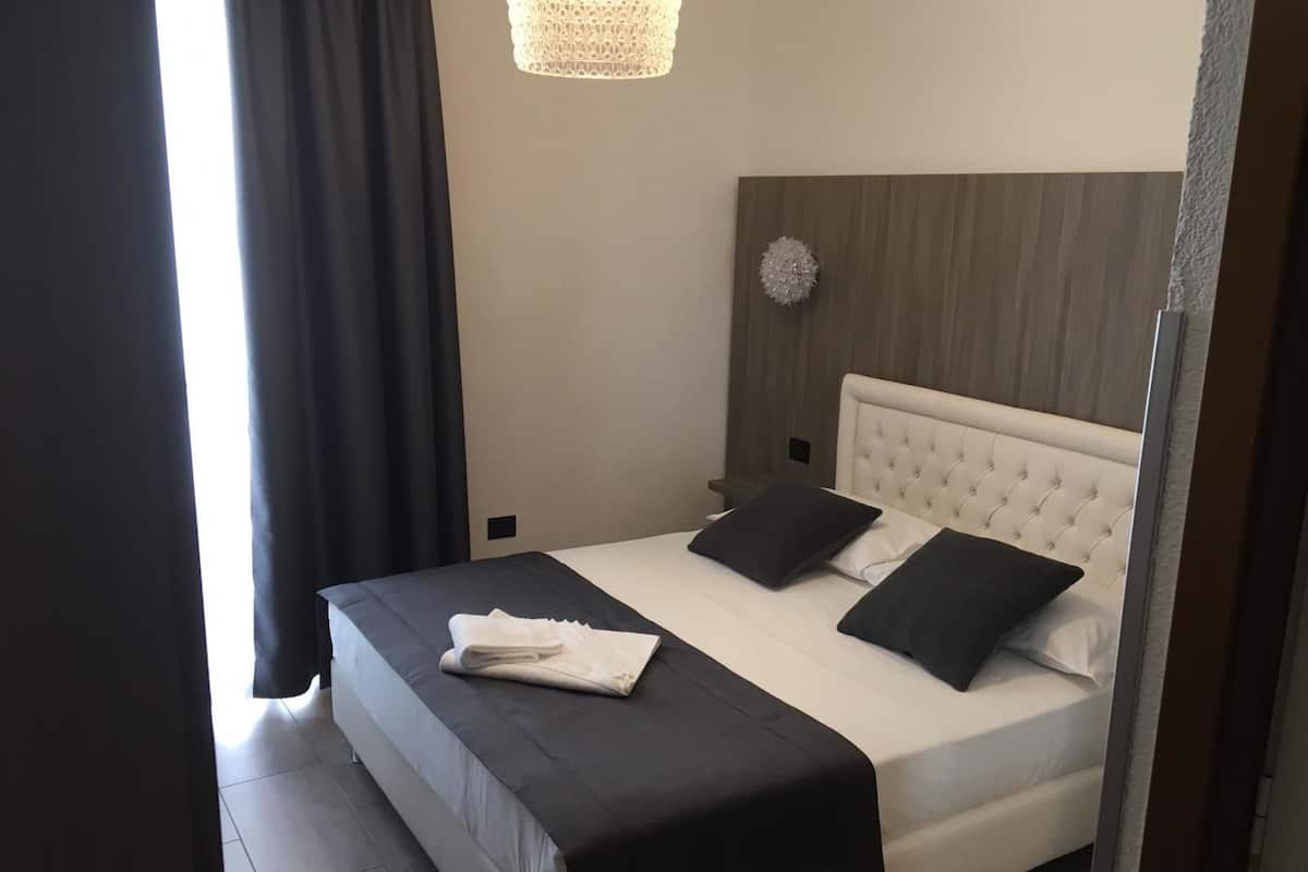 Escritorio, cortinas blackout, wifi gratis y ropa de cama 