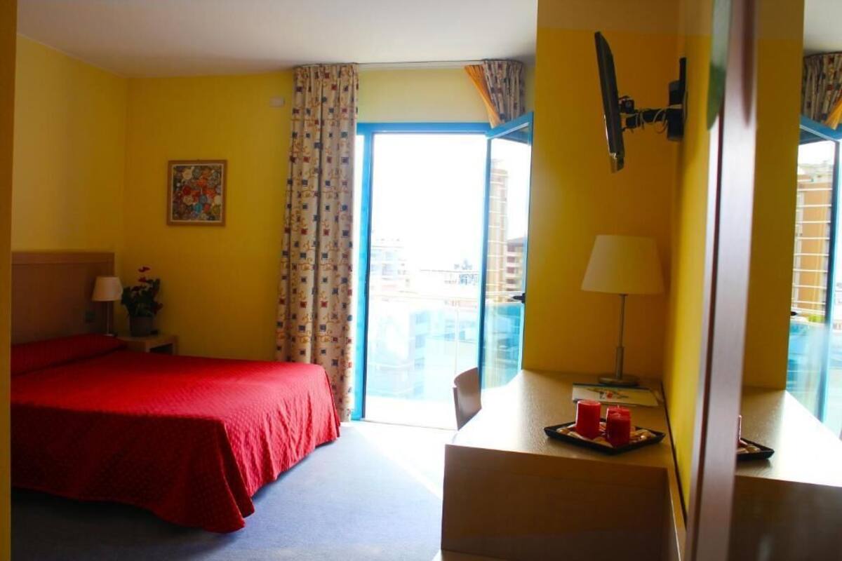 Minibar, coffres-forts dans les chambres, bureau
