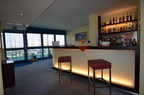 Bar en la azotea con mesas al aire libre