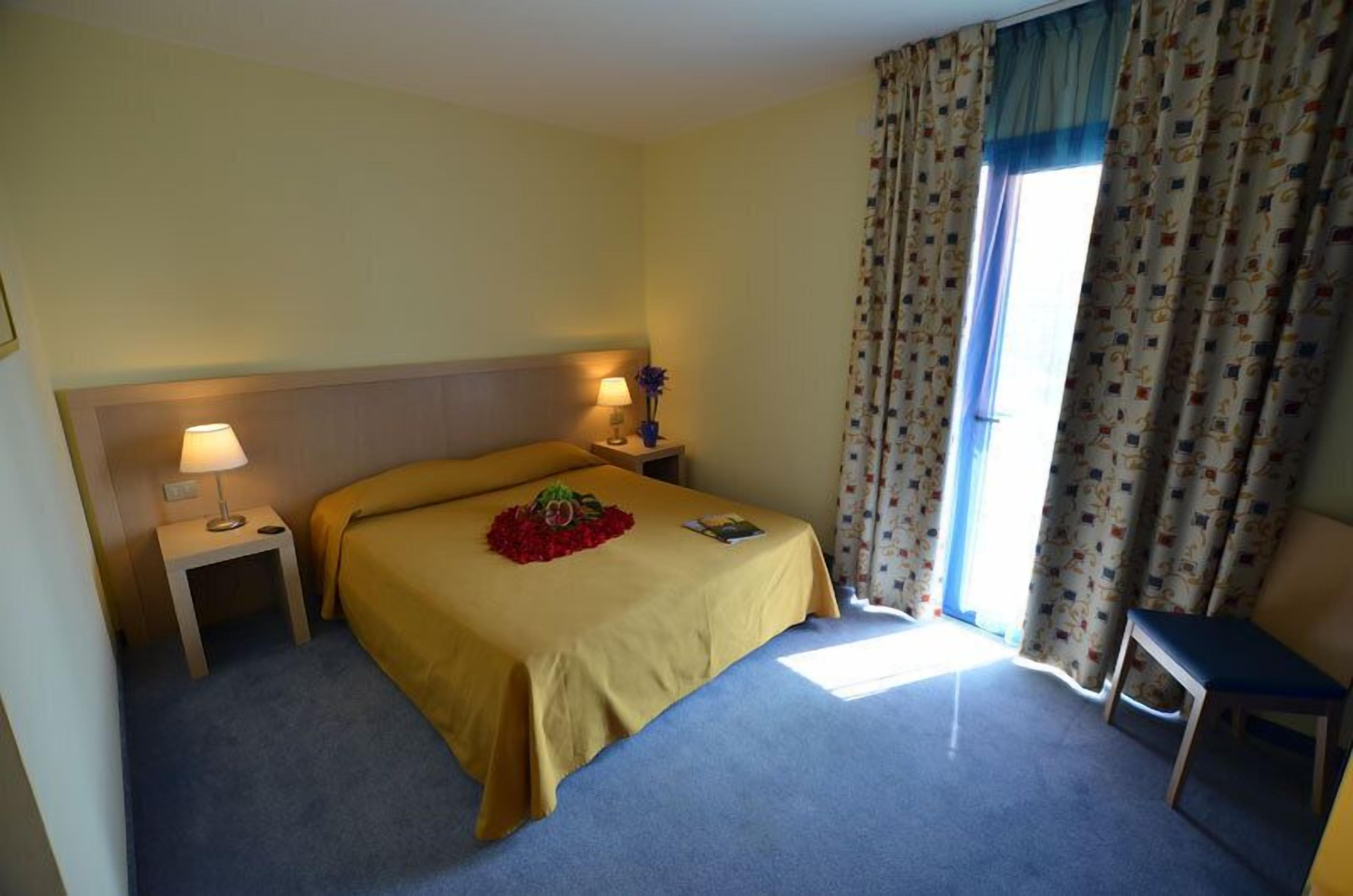 Minibar, Zimmersafe, Schreibtisch, Babybetten