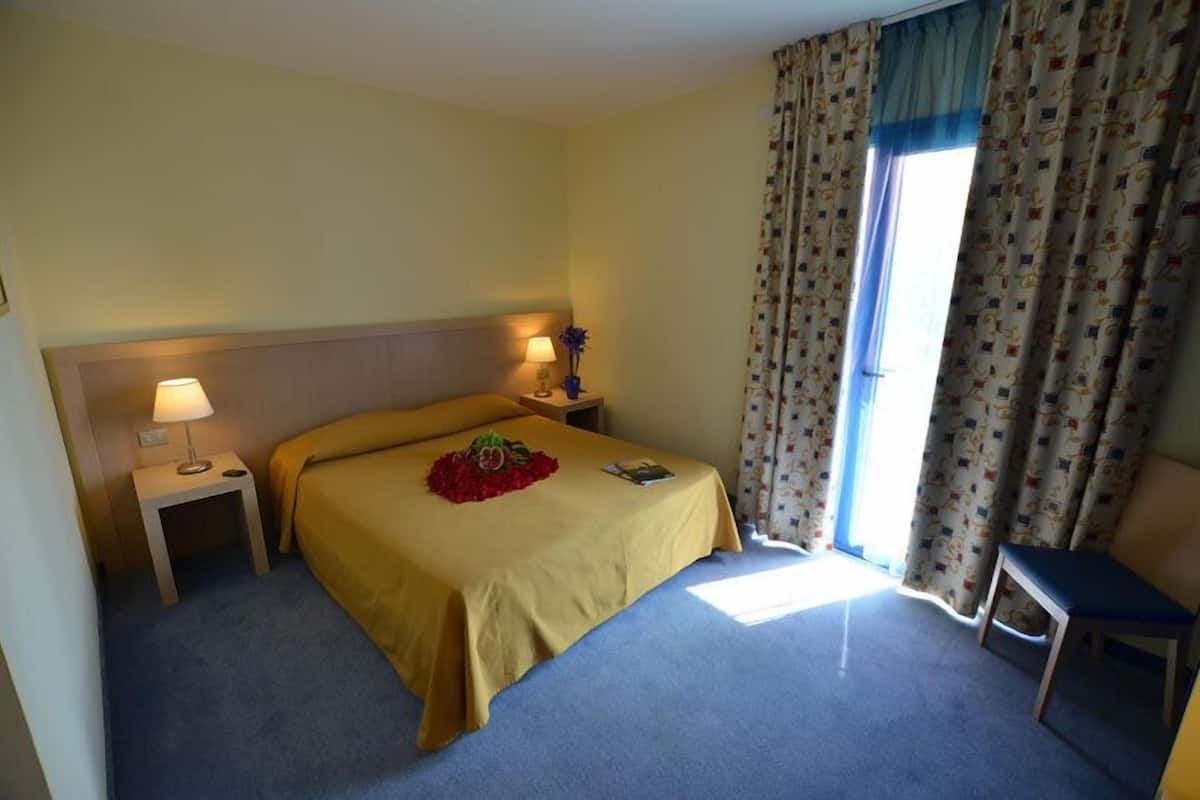 Minibar, Zimmersafe, Schreibtisch, Babybetten