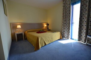 Minibar, safe på rommet, skrivebord og barnesenger