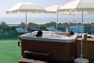 Bañera de hidromasaje al aire libre