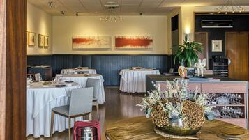 Ze serveren er ontbijt, lunch en diner