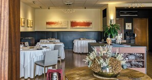 朝食、ランチ、ディナーに営業
