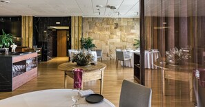 Se sirven desayunos, almuerzos y cocina local (con mesas al aire libre) 