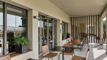 Serveert ontbijt, lunch, diner, lokale gerechten, buitendiner