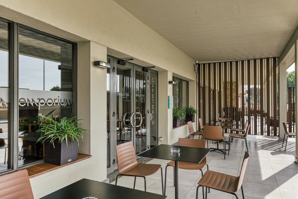 Se sirven desayunos, almuerzos y cocina local (con mesas al aire libre) 