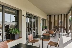 Se sirven desayunos, almuerzos y cocina local (con mesas al aire libre) 