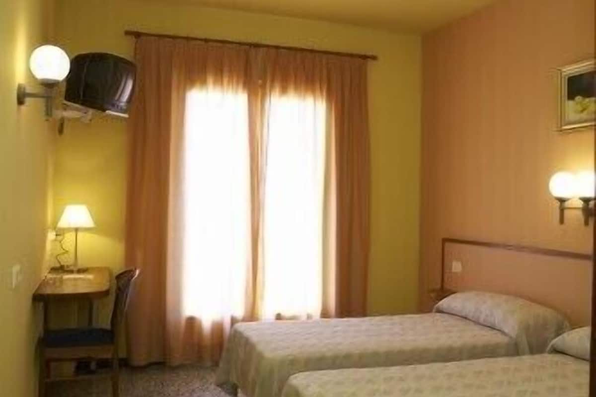 In-room safe, desk, soundproofing, rollaway beds (surcharge)