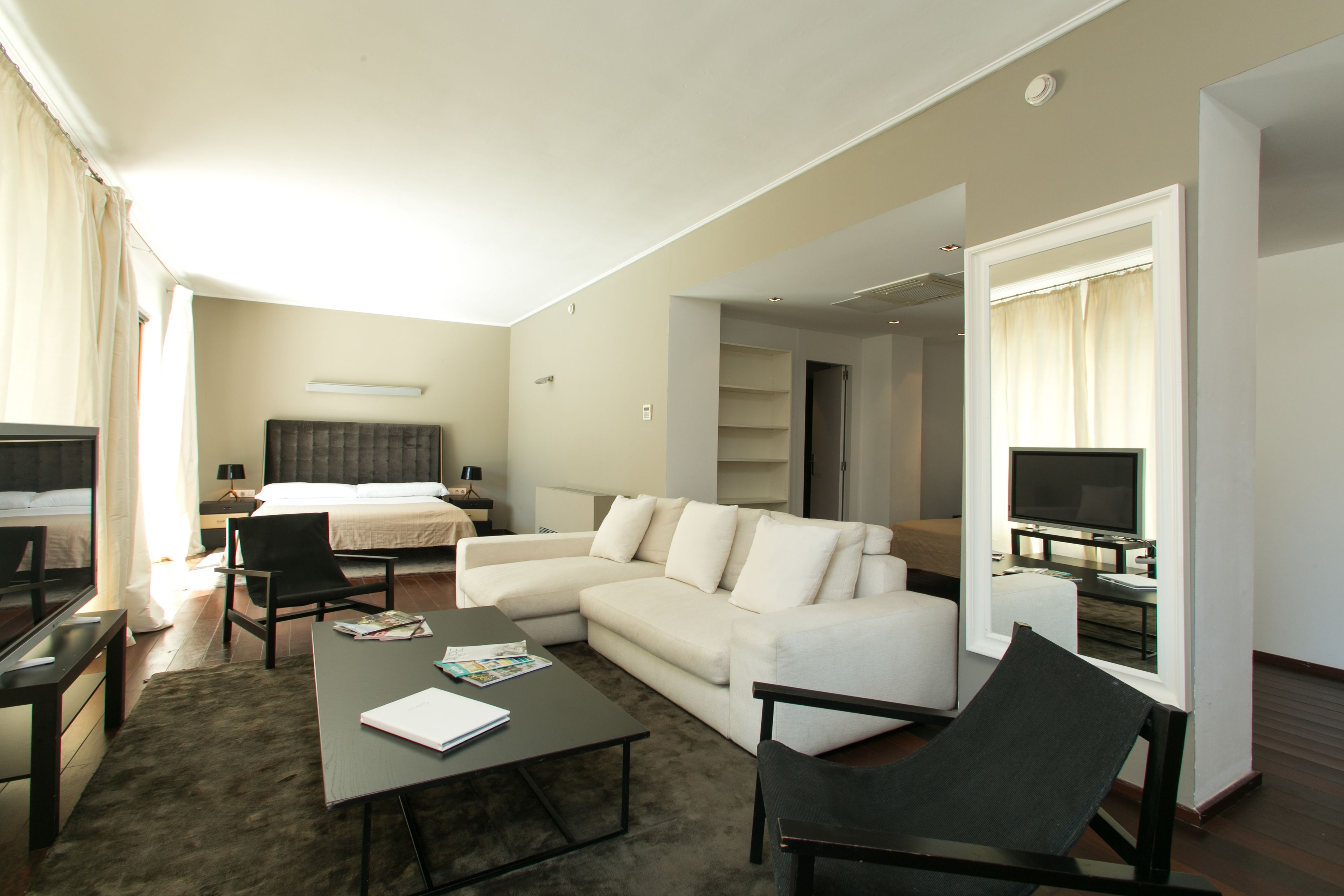 suite, poolside | living room | flat-screen tv