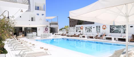 Piscine extérieure (ouverte en saison), parasols de plage