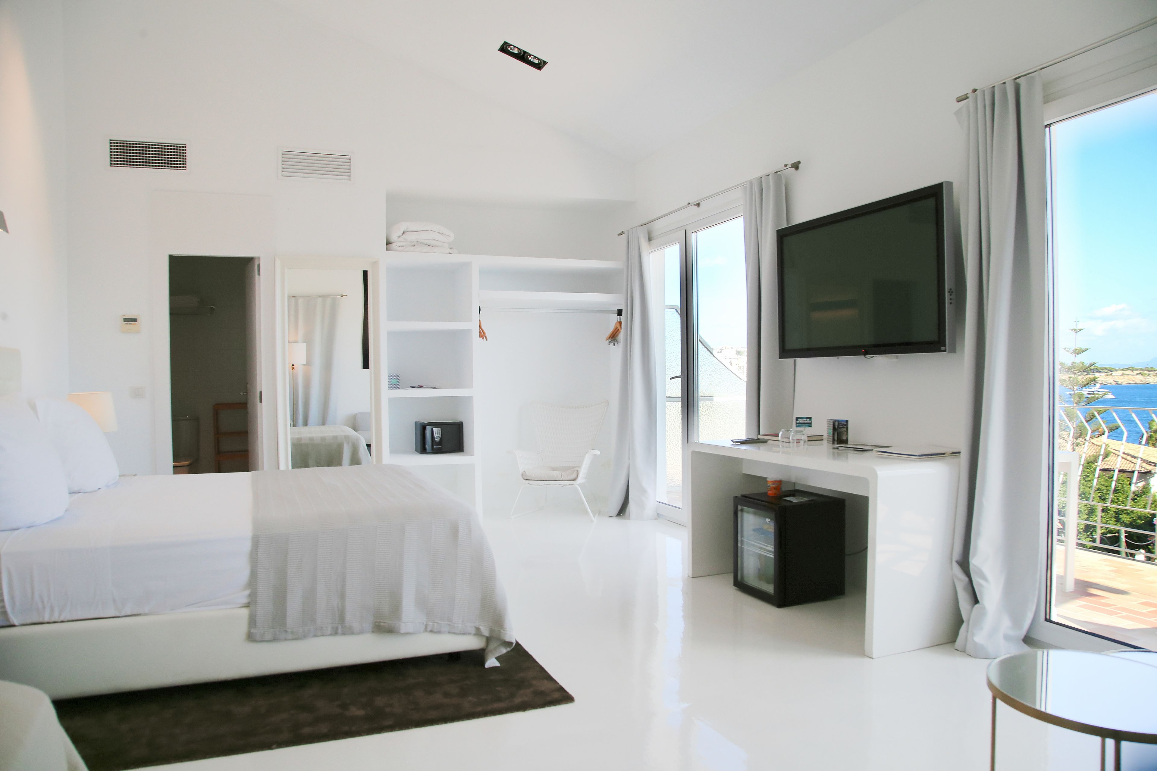 junior suite | minibar, in-room safe, iron/ironing board, free wifi