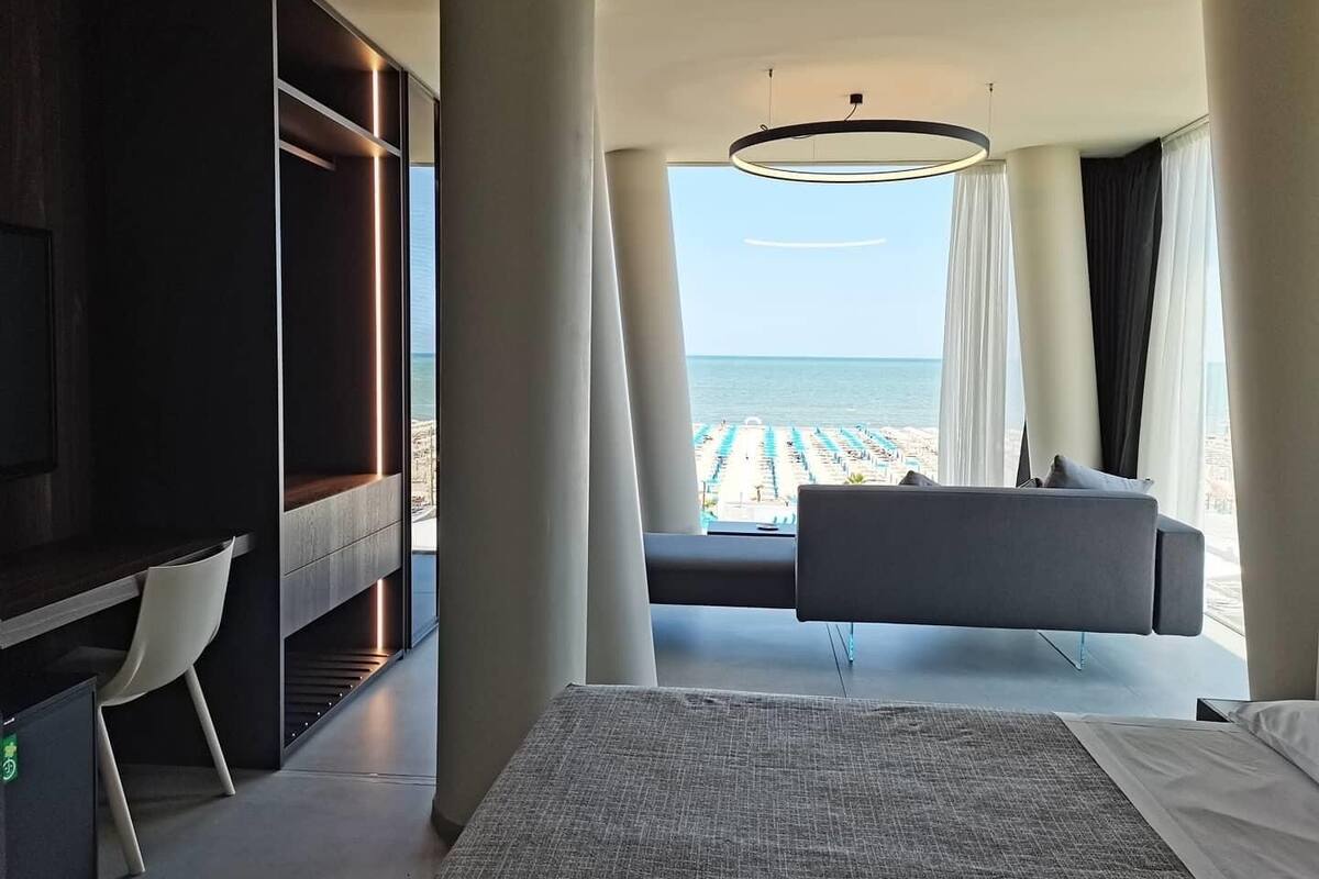 Studio Suite Panorama, pemandangan laut | Minibar, brankas, meja kerja, dan tirai kedap cahaya