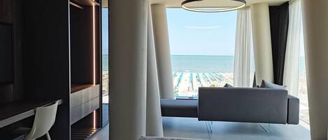 Suite monolocale panoramica, vista mare | Minibar, una cassaforte in camera, con stile personalizzato