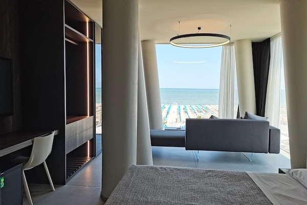 Studiosuite – panorama, sjøutsikt | Minibar, safe på rommet, individuelt dekorert og skrivebord