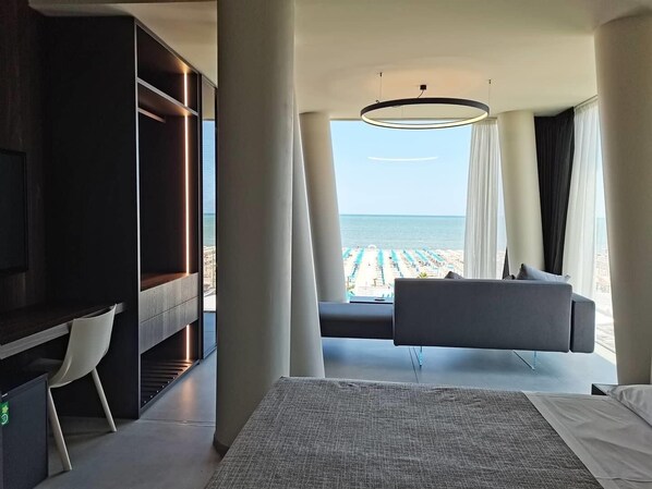 全景开间套房, 海景 | 迷你吧、客房内保险箱、特色装修、办公桌