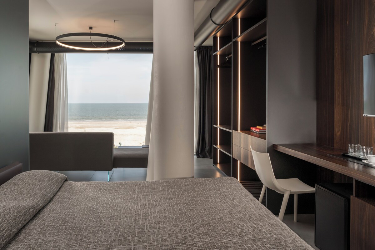 Panoramic Studio Suite, Sea View | Minibar, in-room safe, desk, blackout drapes