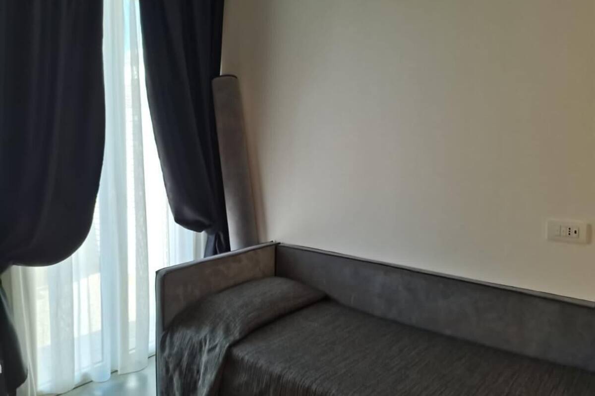 Kamar Single Superior, pemandangan laut terbatas | Minibar, brankas, meja kerja, dan tirai kedap cahaya