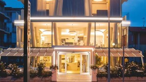 A multi-story hotel with a modern design, featuring balconies and large windows. - Hotel Commodore (Cervia)