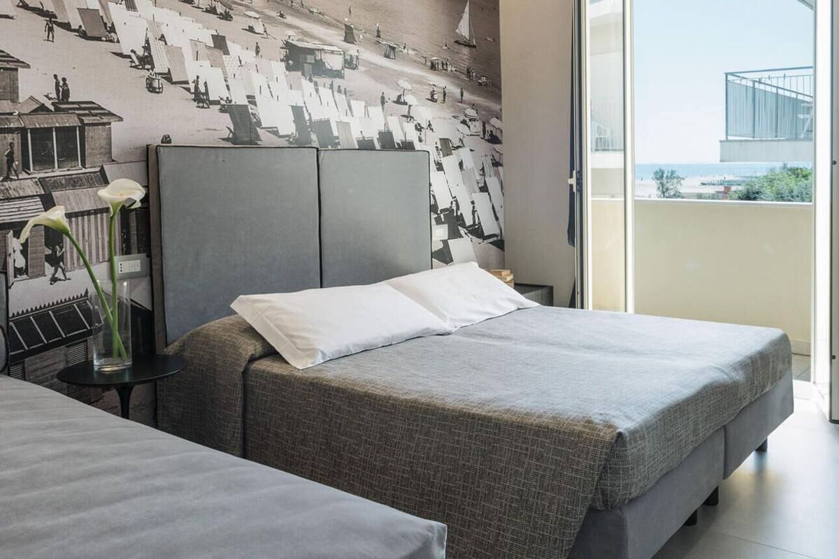 Kamar Double atau Twin Deluks, pemandangan laut terbatas | Minibar, brankas, meja kerja, dan tirai kedap cahaya