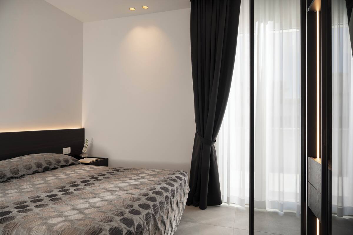 Kamar Double atau Twin Klasik, pemandangan laut terbatas | Minibar, brankas, meja kerja, dan tirai kedap cahaya