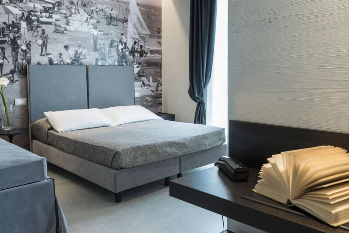 Kamar Triple Superior, pemandangan laut terbatas | Minibar, brankas, meja kerja, dan tirai kedap cahaya