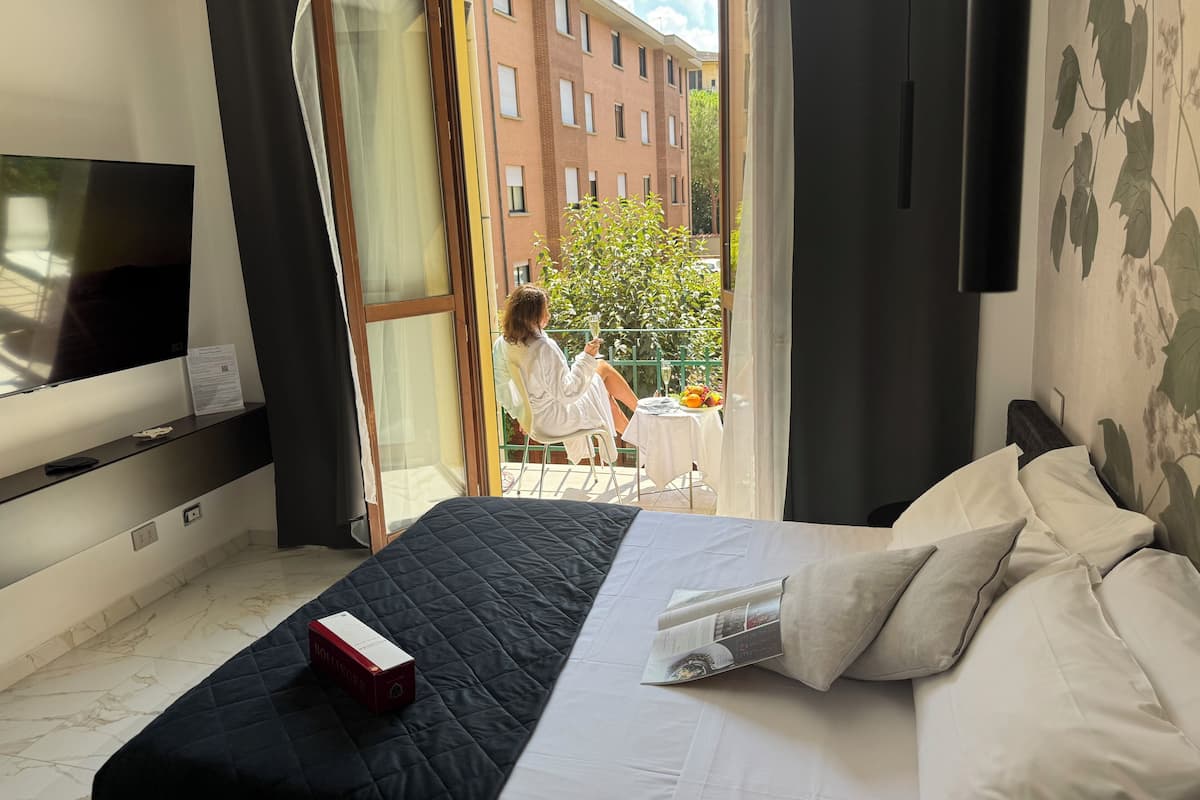 Luxury Suite, 1 King Bed, Hot Tub, Garden View