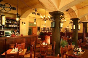 供应早餐、午餐和晚餐