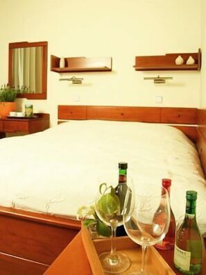 Habitación estándar con 1 cama doble o 2 individuales | Minibar, caja fuerte, escritorio y sistema de insonorización