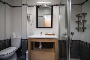 Habitación doble, 1 cama matrimonial | Baño | Regadera, amenidades de baño gratuitas, secadora de cabello, toallas