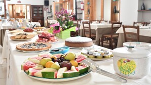 Una mesa de buffet con diversos alimentos y un pastel.