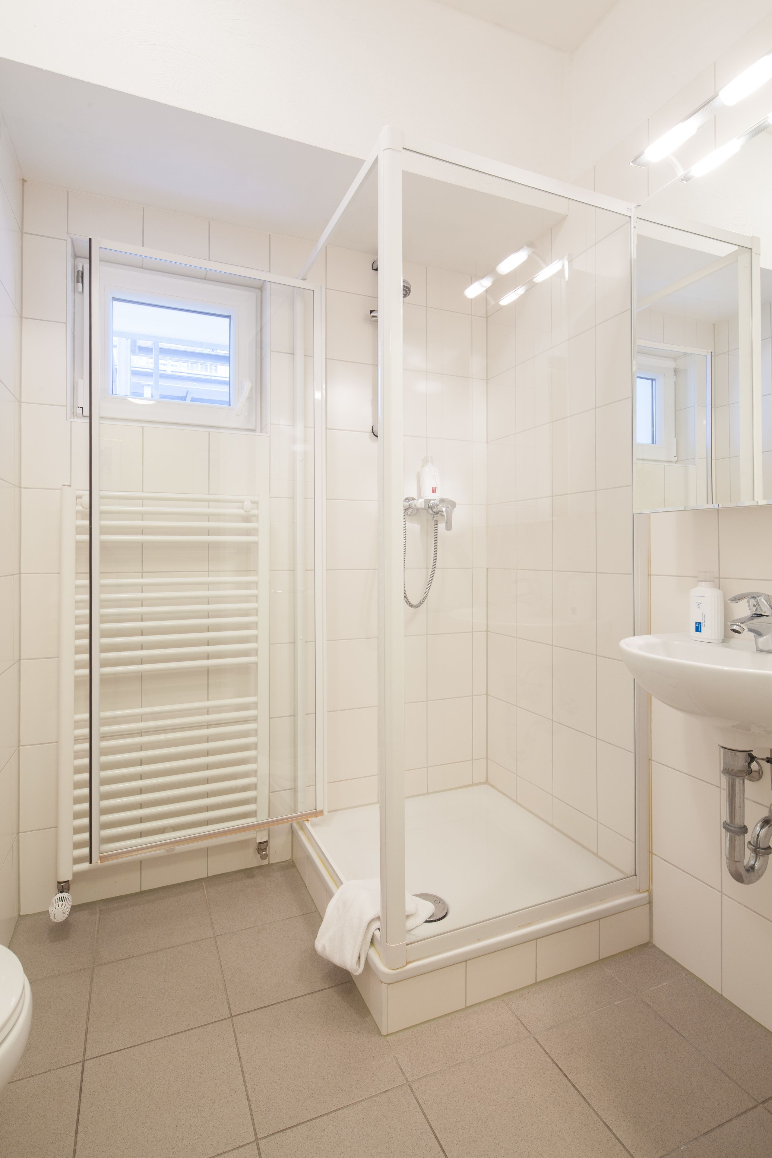 單人房 | 浴室 | 淋浴設備、風筒、拖鞋、提供毛巾