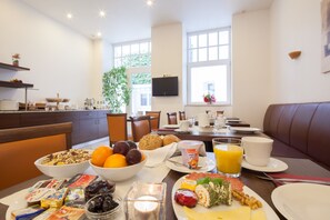 每日供應吃到��飽早餐 (每人 EUR10)