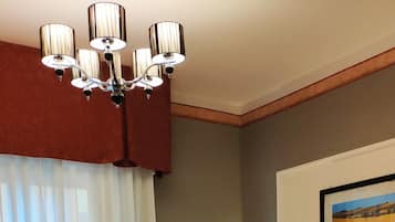 Escritorio, cunas, wifi gratis y ropa de cama