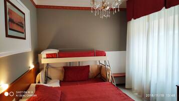 Habitación familiar | Escritorio, cunas, wifi gratis y ropa de cama