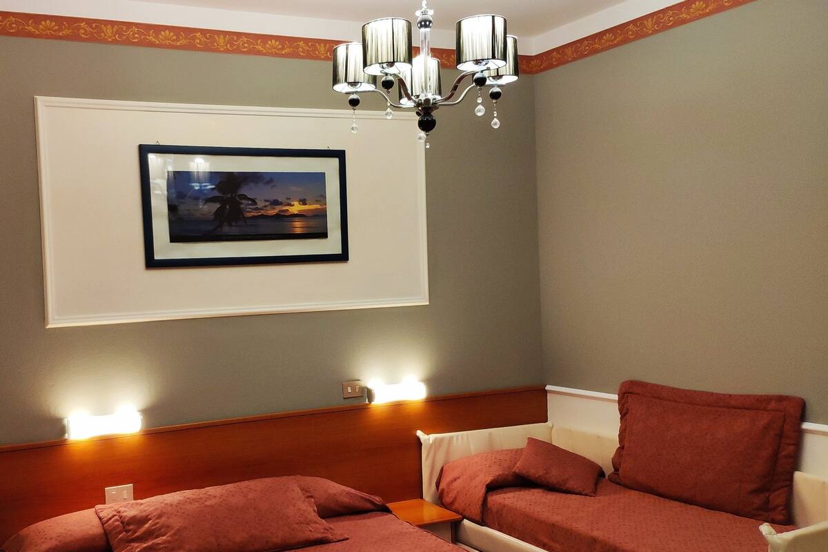 Escritorio, cunas, wifi gratis y ropa de cama 