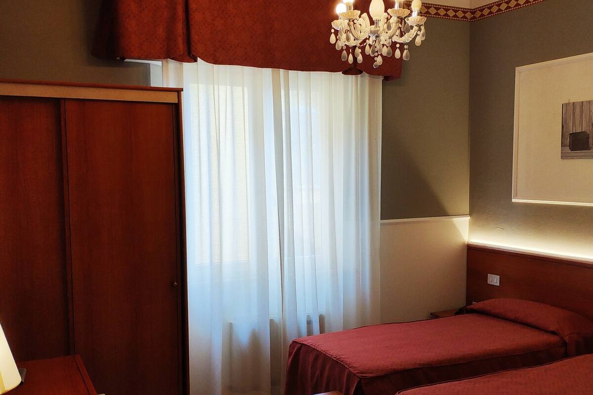 Escritorio, cunas, wifi gratis y ropa de cama 