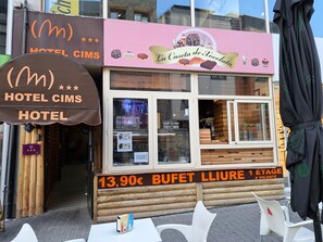 A hotel named 'HOTEL CIMS' with a sign indicating a buffet price of 13.90€. - Cims (Pas de la Casa)