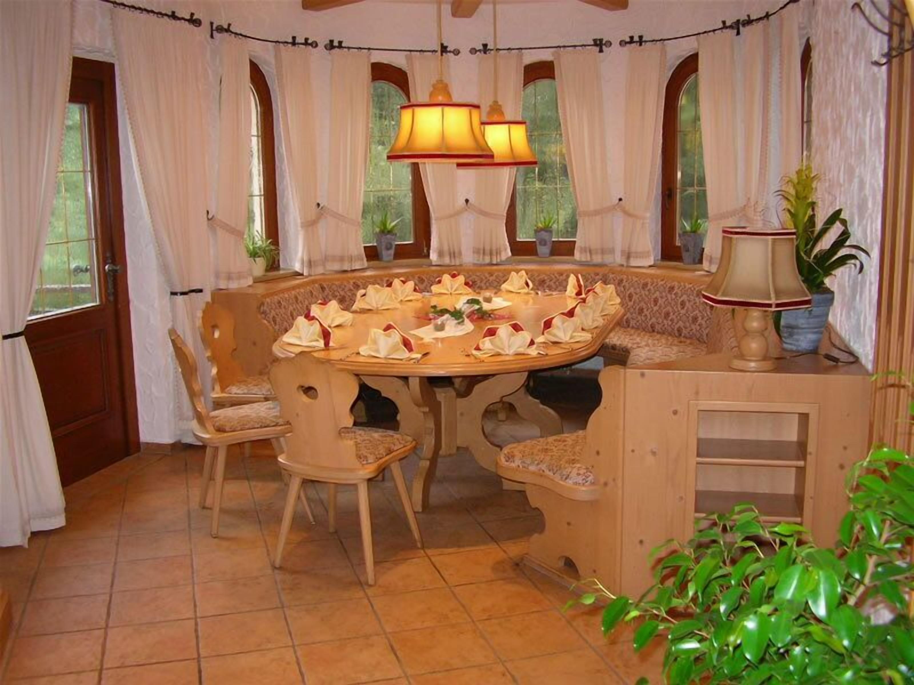 lunch and dinner served, international cuisine