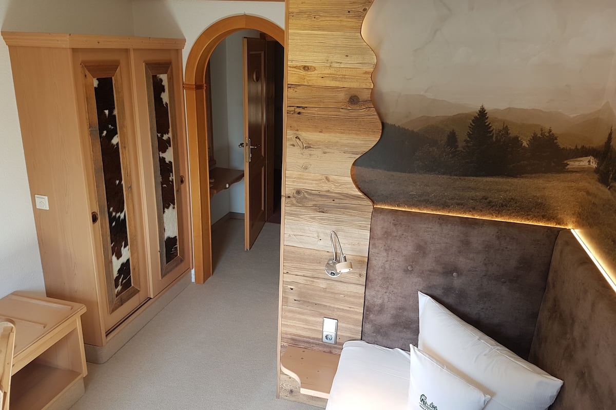 single room | in-room safe, individually decorated, laptop workspace