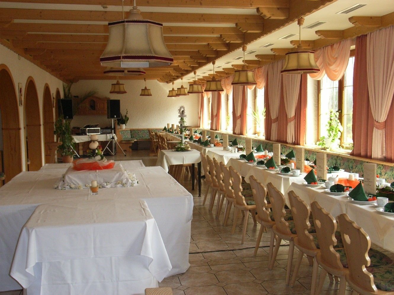 Lunch and dinner served, international cuisine