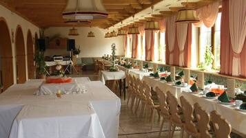 Lunch and dinner served, international cuisine