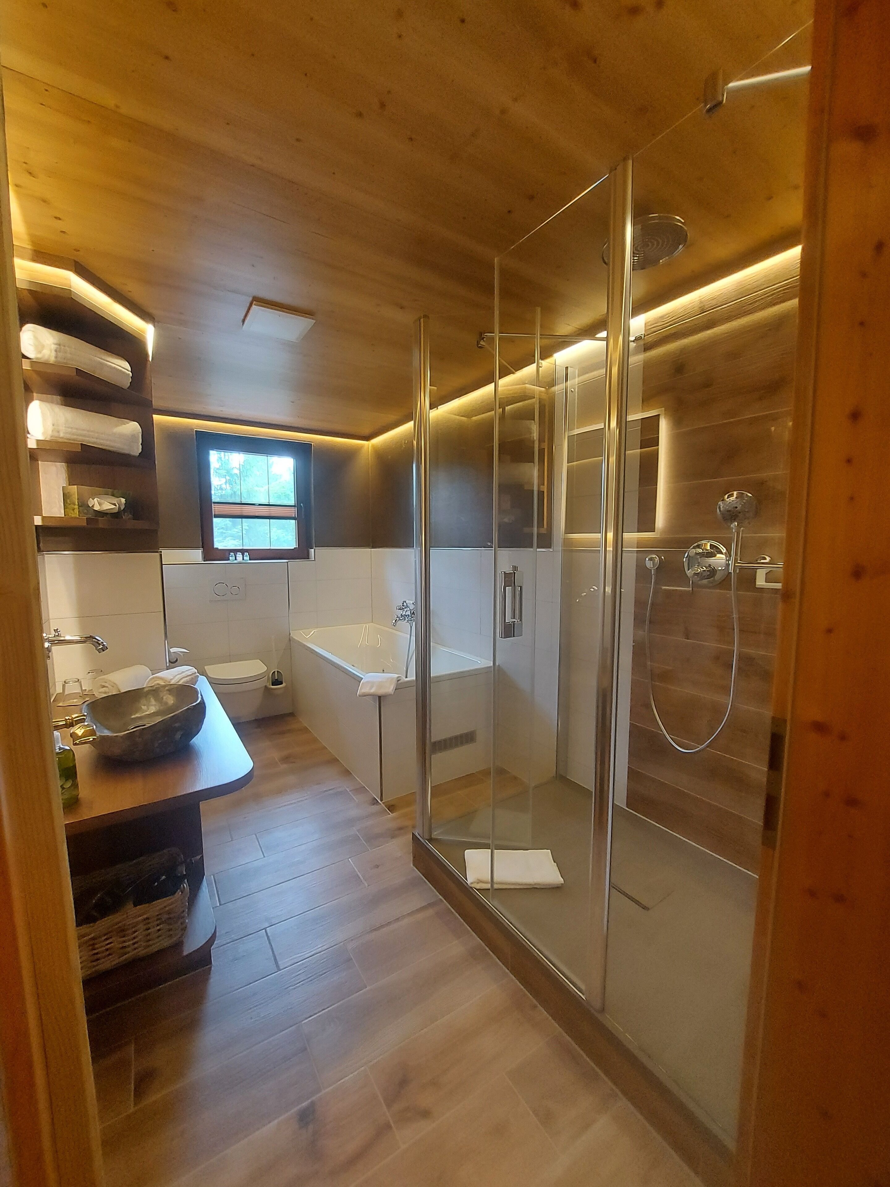 suite | bathroom | shower, hydromassage showerhead, free toiletries, hair dryer