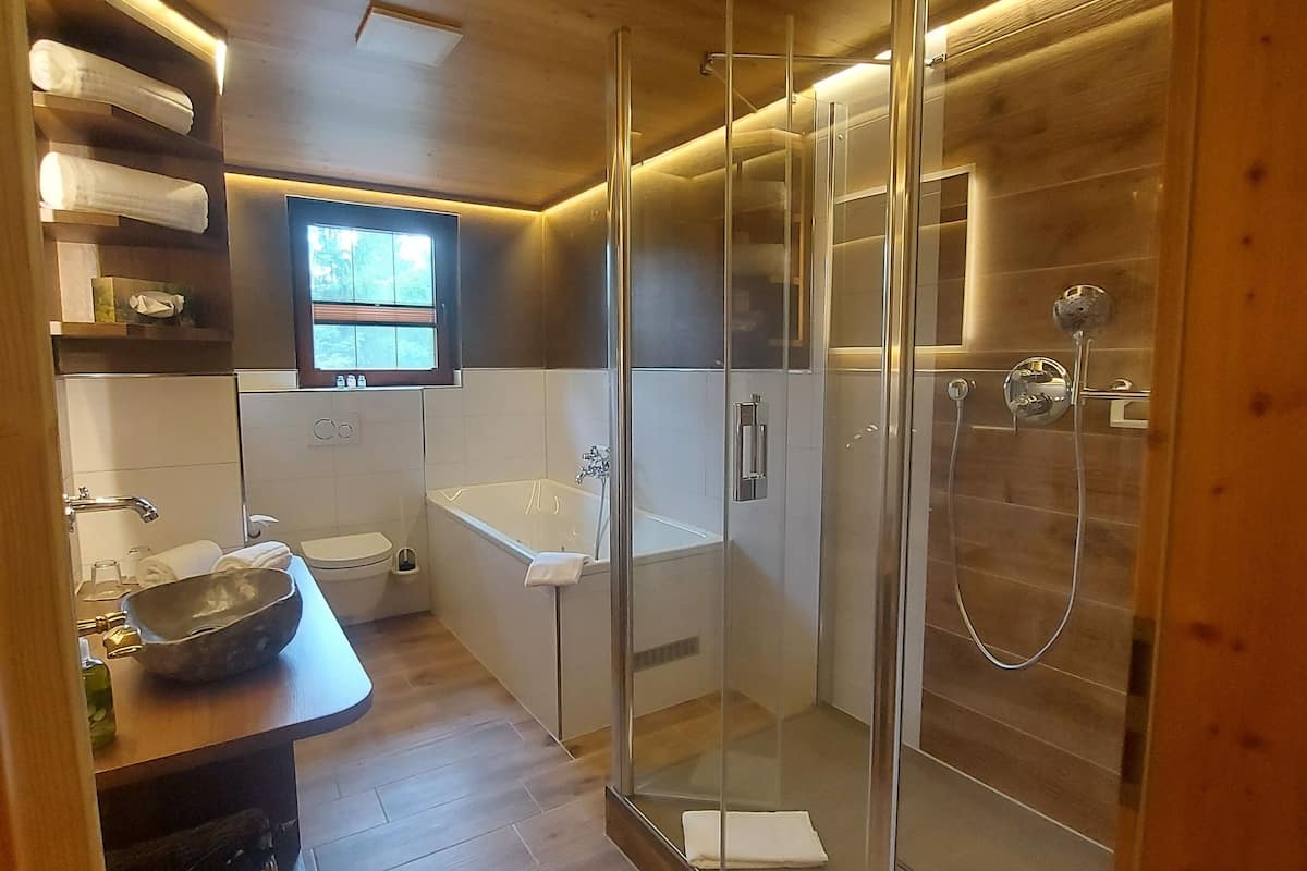 suite | bathroom | shower, hydromassage showerhead, free toiletries, hair dryer