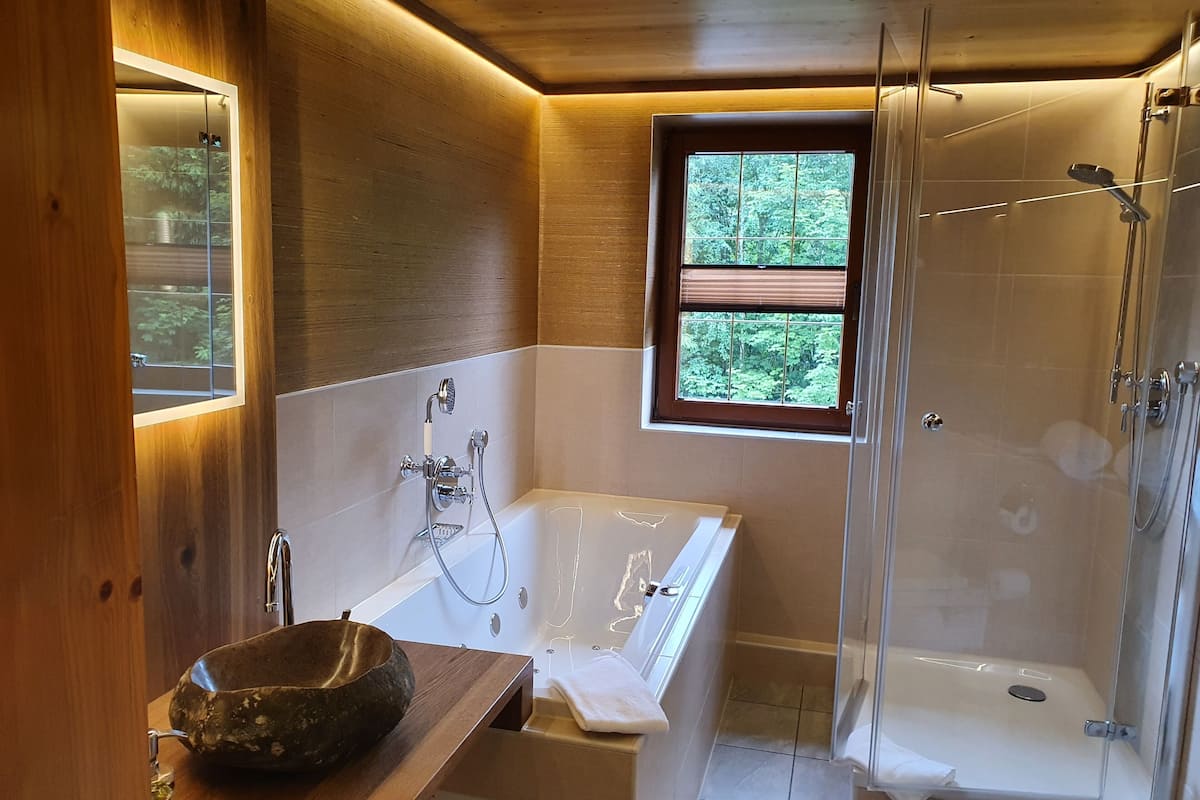 suite | bathroom | shower, hydromassage showerhead, free toiletries, hair dryer